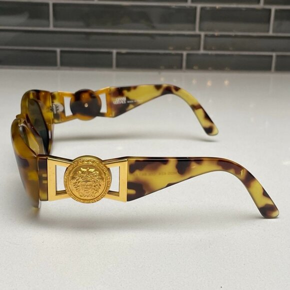 GIANNI VERSACE Vintage 1996 Light Brown Tortoise Frame Sunglasses Gold Medusa MO main image 10